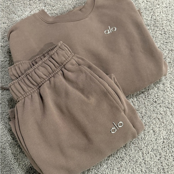 ALO Yoga Mushroom crew neck and straight leg pants - Picture 2 of 4